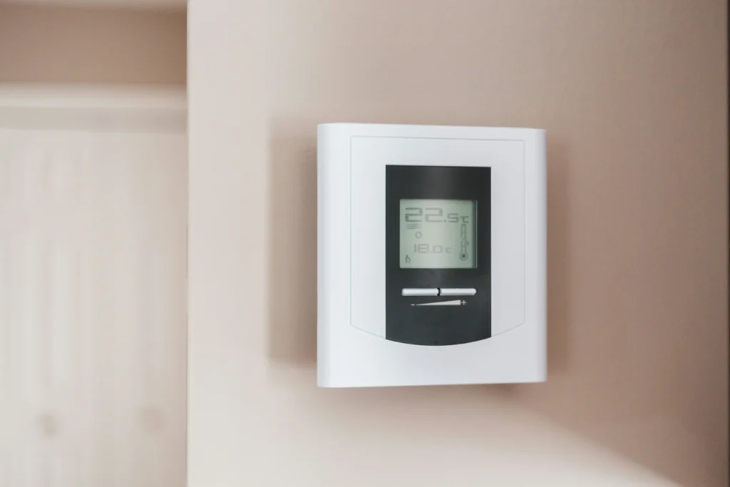Un thermostat connecté qui régule l'habitat